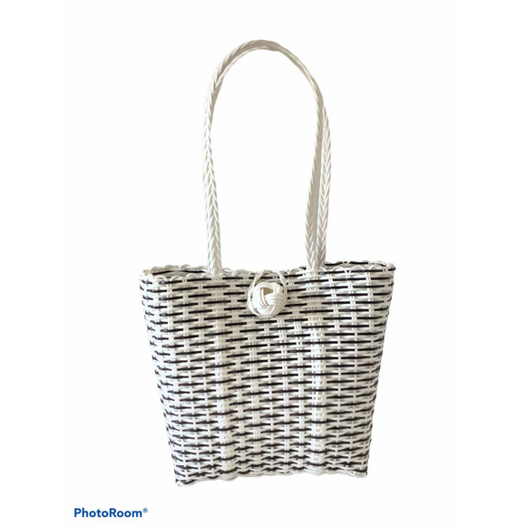 NO BRAND BLACK/WHITE PLASTIC WOVEN HANDBAG - Picture 1 of 7